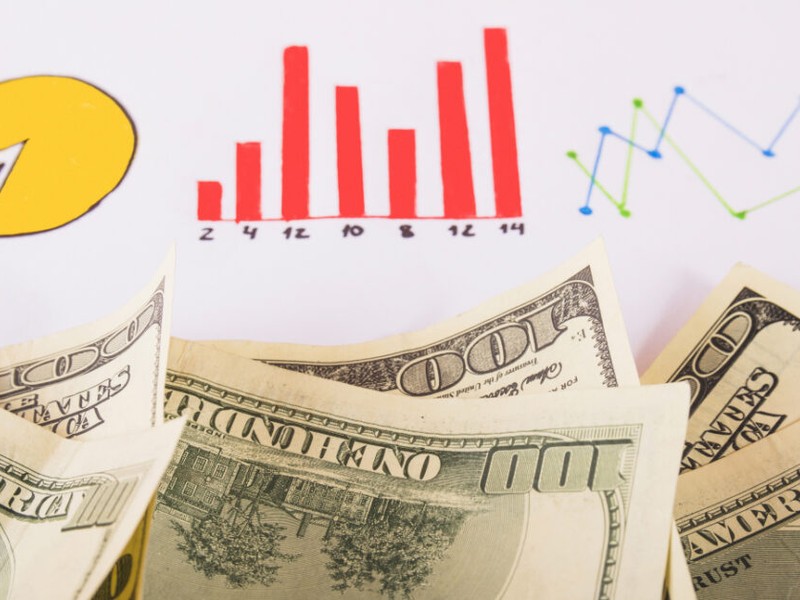 Biểu đồ phân tích số liệu thể thao và cuốn sổ ghi chép